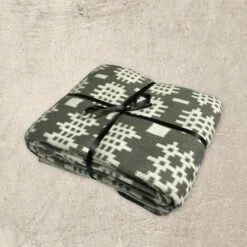 Caernarfon Tapestry Pattern Throw/blanket Grey/white